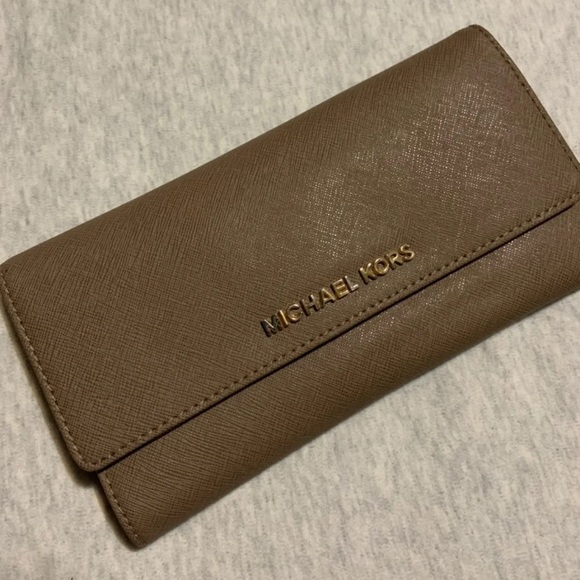 MK Wallet - Picture 1 of 10